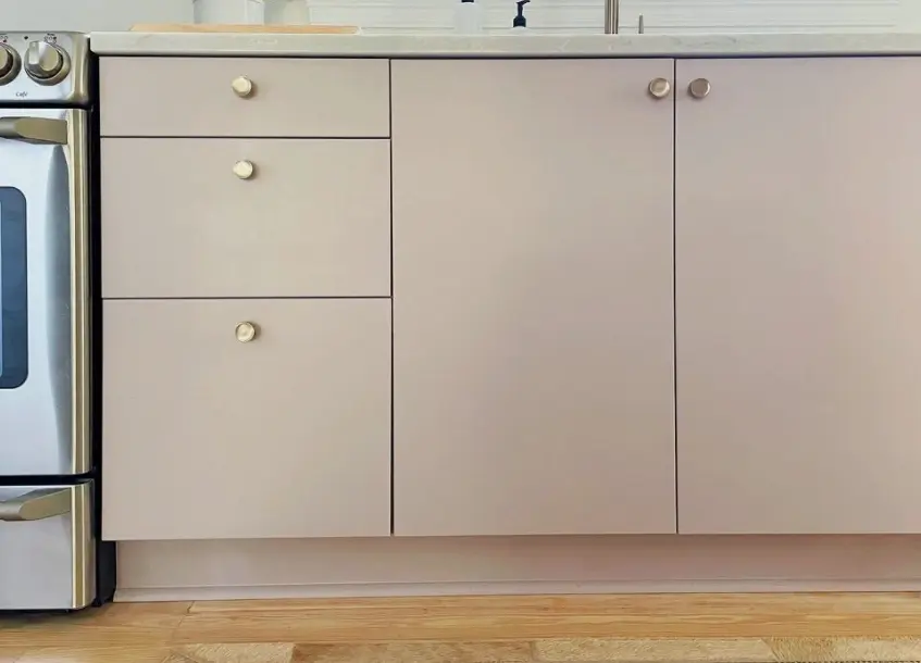 Installed flat slab cabinet doors